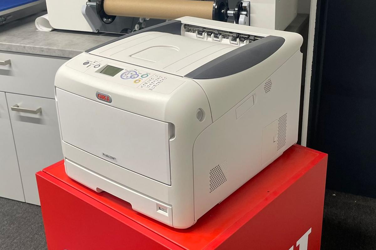 Foto1: OKI Pro8432WT Drucker A3 inkl. rollbarem Unterschrank - Demogerät