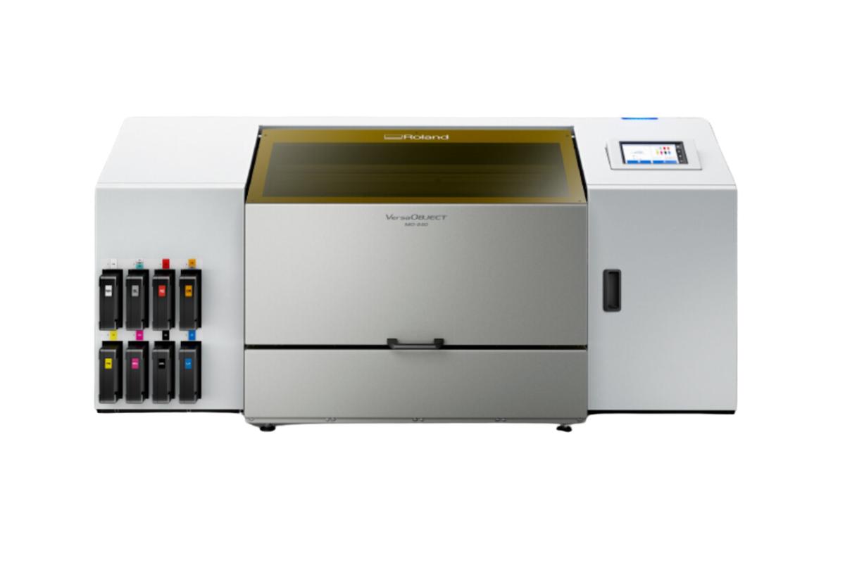 Foto1: Roland VersaOBJECT MO-240 UV-Flachbettdrucker
