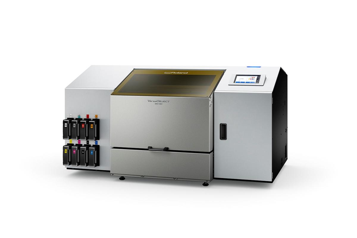 Foto1: Roland VersaOBJECT MO-180 UV-Flachbettdrucker