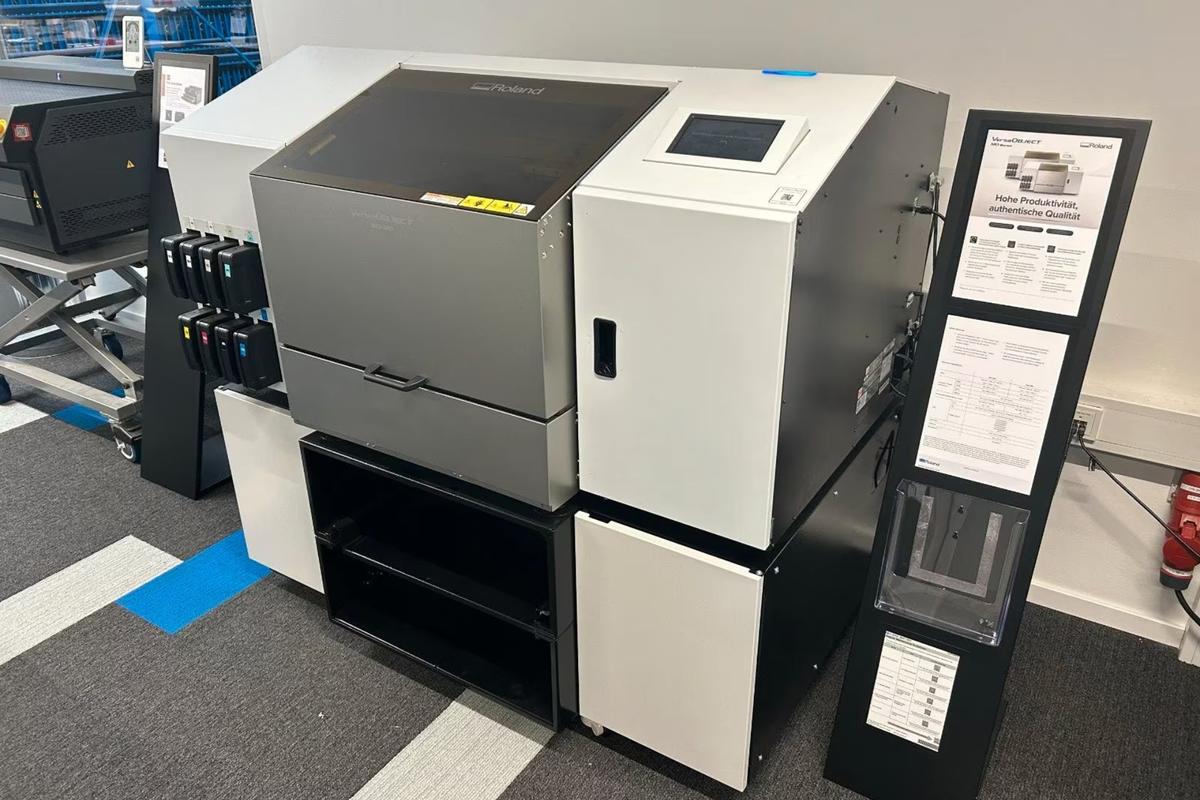 Foto1: Roland VersaOBJECT MO-180 UV-Flachbettdrucker - Demogerät