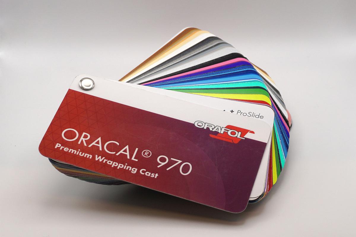 Foto1: Farbfächer Oracal 970RA - Version Anfang 2024